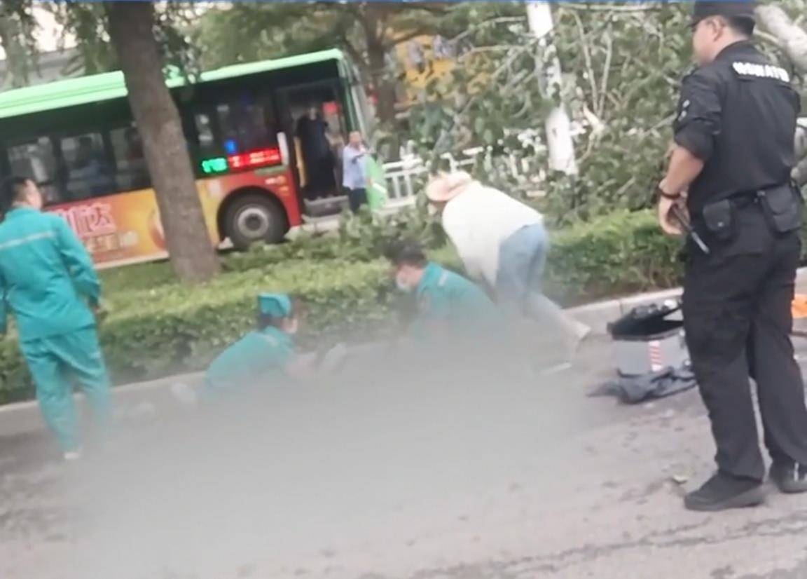 河南濮阳突发7级以上阵风吹倒行道树砸中骑车女子，急救人员：她当场就不行了