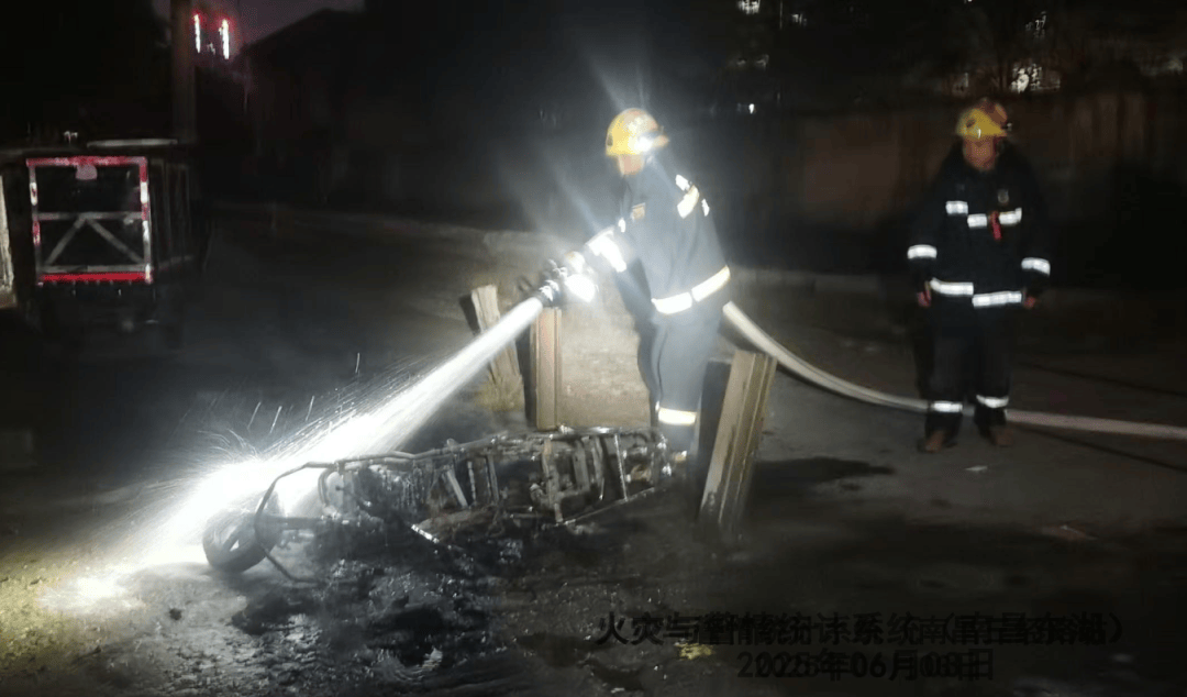 又是TA起火！“定时炸弹”烧一辆搭一辆……